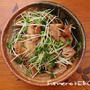 鶏の皮で脂を取った「鶏油」と残った鶏皮で作った「かいわれだいこんと鶏皮の塩レモン和え」