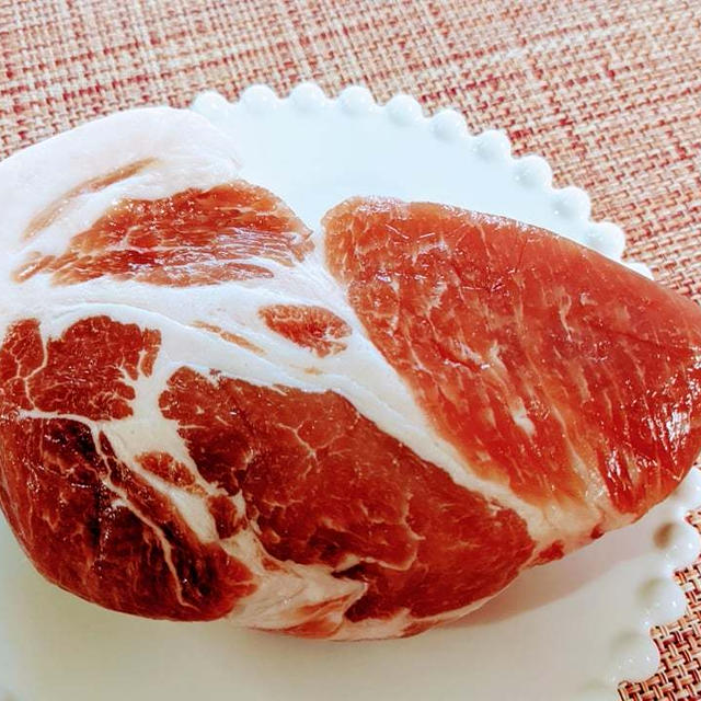 【塩豚】これ作っておくと経済的で肉が長持ちして便利。ベーコンやソーセージの代わりに使います。