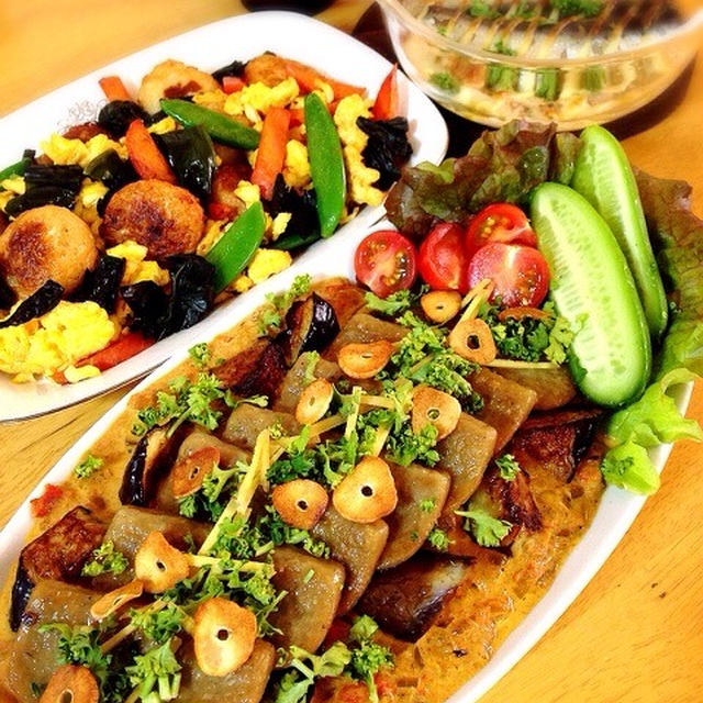 黒はんぺんカレー。オイルサーディンと自然薯のグラタン。野菜天とワカメの炒め物。
