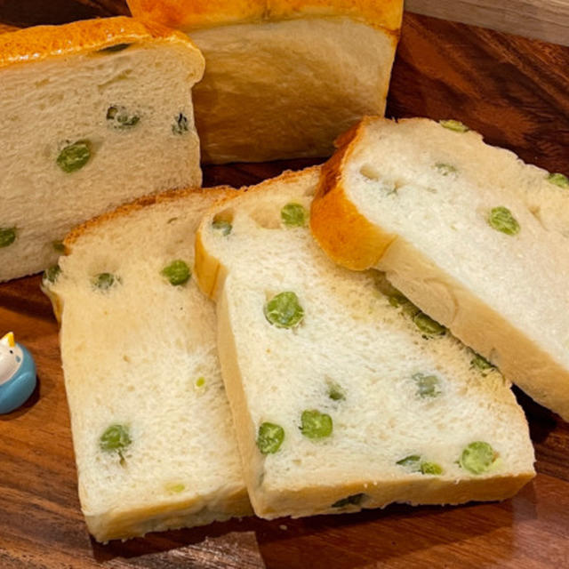 緑のお豆さんがとても可愛い、塩えんどうを使ったえんどう豆の食パン
