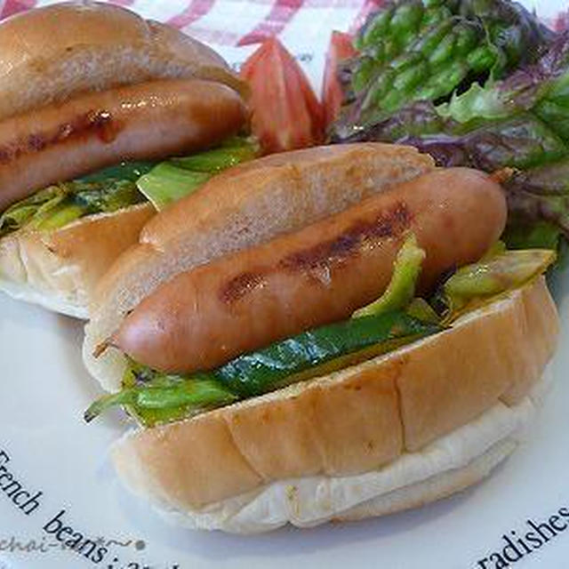 カレー風味のホットドッグ