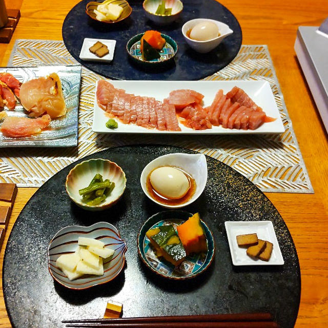 ダンナごはん！キャリーオーバー鱈鍋、鶏刺し、まぐろ刺身、小鉢５品で晩酌