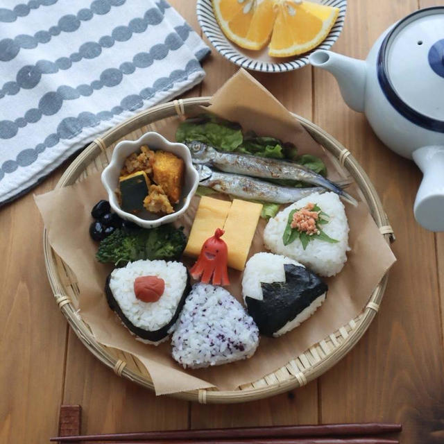今日の朝ごはんは豪華に見える竹カゴご飯