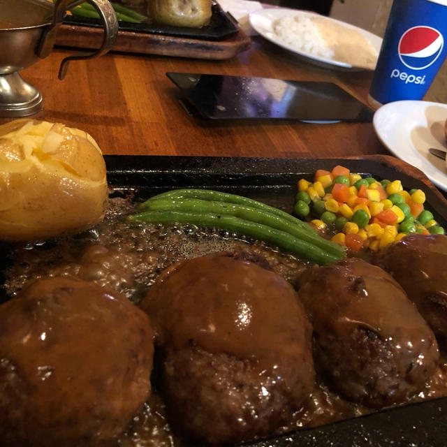 金曜日はハンバーグ新宿ゴールドラッシュ1ポンドハンバーグ