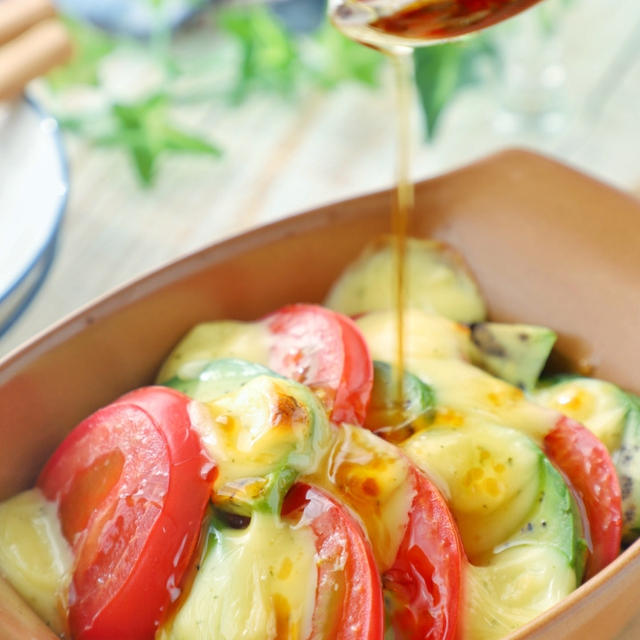 トースターで簡単1品 トマトとアボカドの焼きカプレーゼ風 By まこりんとペン子さん レシピブログ 料理ブログのレシピ満載