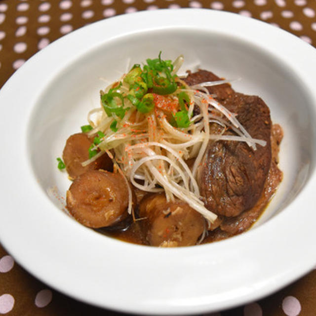 牛すね肉とごぼうの煮込み。牛すじで作る居酒屋さんのおつまみを食べ応えたっぷりに。