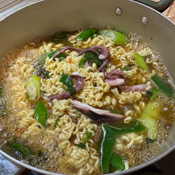 ソウルの実家でテナガダコ、イカで乾杯🍷　〆は海鮮ラーメン！