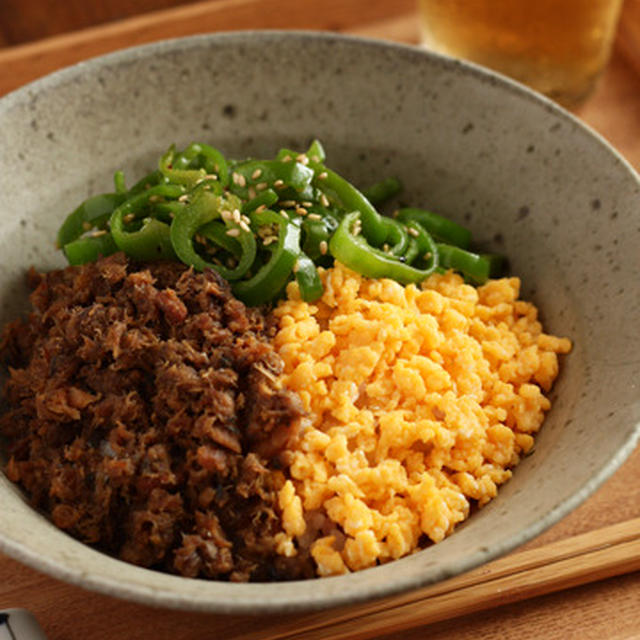 さばそぼろの三色丼