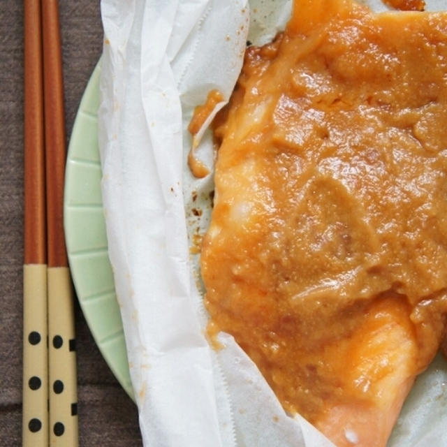 フライパンで包んで鮭の梅味噌焼き・じゃがブロソーセージのガーリックチーズ炒め