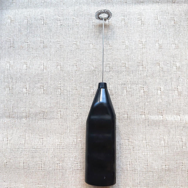 セリアに売っているいろいろと役立つ電動ミニクリーマー。110円。