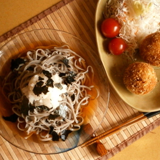 年越し蕎麦にコロッケ添えて