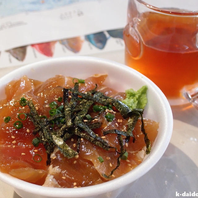 獲れたて「カジキのづけ丼」でお腹もいっぱい ～ 座間味村漁協直売店