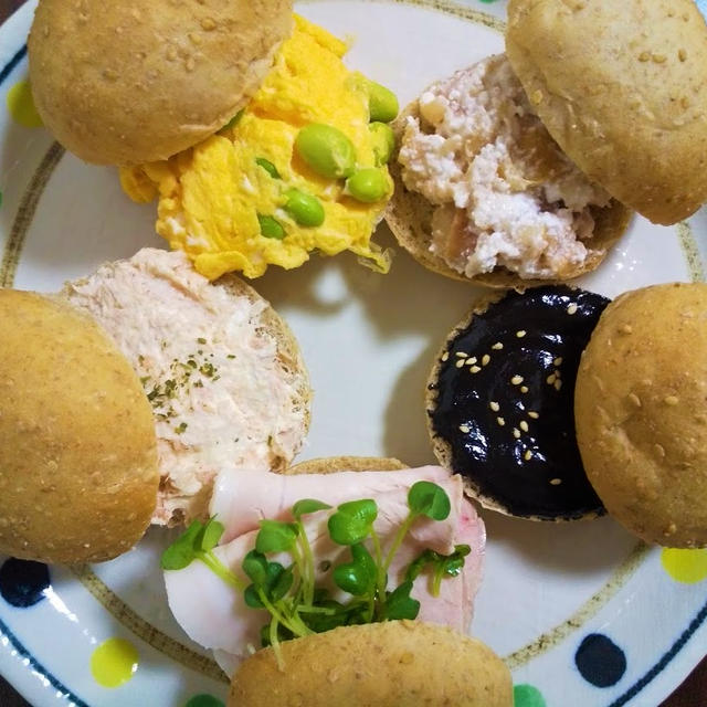 手作り全粒粉の胡麻プチパンを5種にアレンジしてのディナー満喫