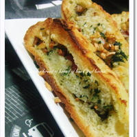 Garlic bread of bread of basil and bacon*