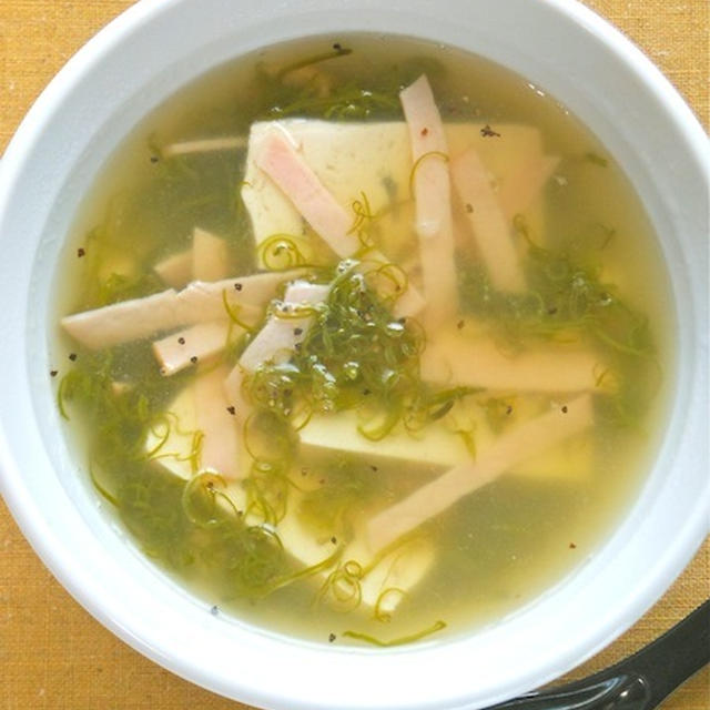 簡単10分で出汁いらず！温まる〜豆腐とめかぶのとろとろスープ。