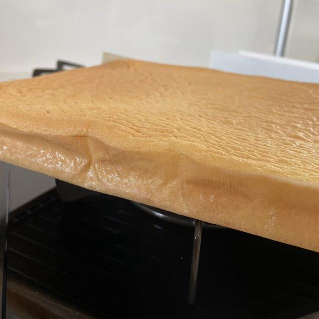 おいしいロールケーキ生地焼けました♥今日のおやつはクリームたっぷりロールケーキ♥