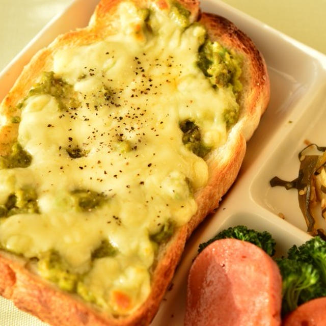 アボカドトーストで朝ごはん