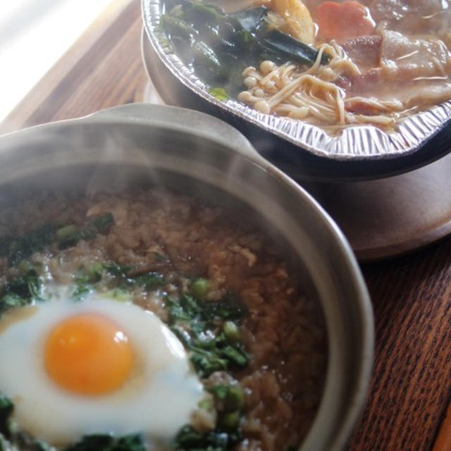 ■昼ご飯【簡単に　市販の豚キムチ鍋と　イカ大根煮の汁でおじやにしました♪】