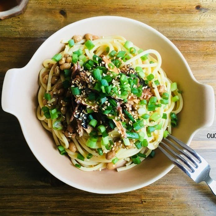 白い器に盛り付けた、納豆と秋刀魚の蒲焼き入り和パスタ