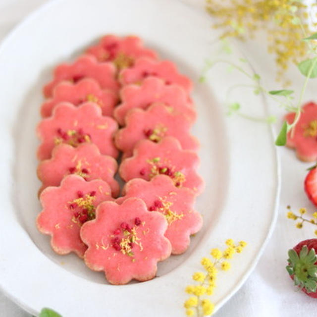 お花のいちごクッキー