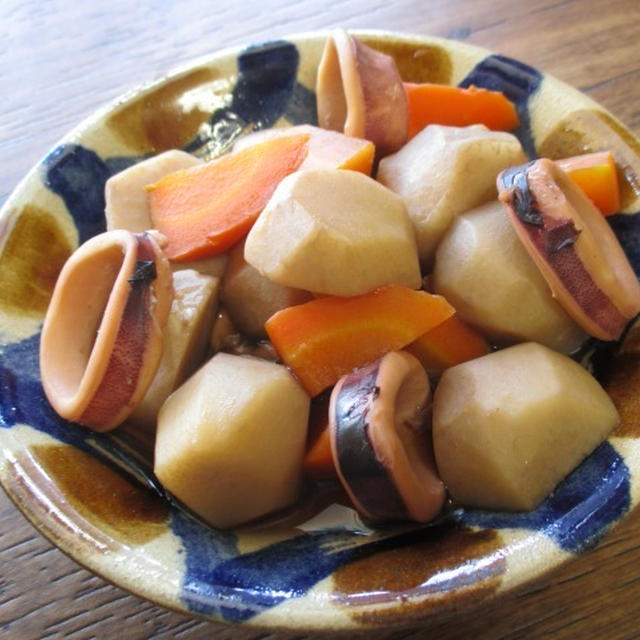 旬の里芋を美味しくいただく♡調味料1本で味決まる！旬の里芋と柔らかいかの煮物
