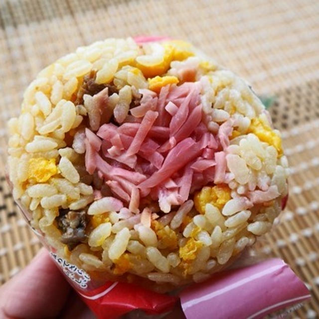 セブンから人気店「すみれ」監修チャーハンおむすび☆紅ショウガがポイント