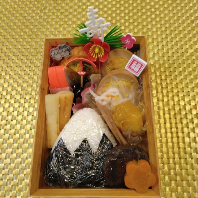 富士山おにぎりとおせちの残り詰め詰め弁当〖デコ弁〗 #平日お昼ご飯はお弁当or外食