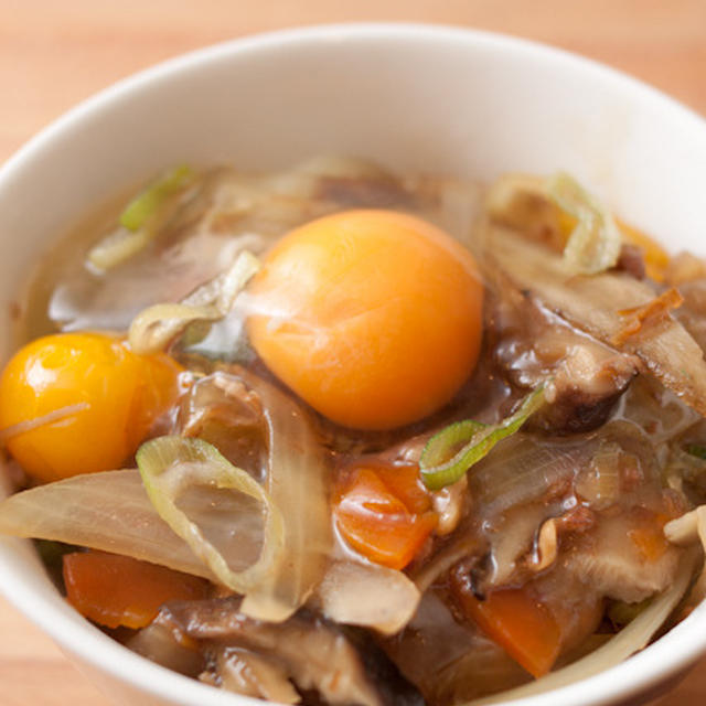 つくりおき「けんちん汁の手前」をレトルト牛丼に加えた、丼