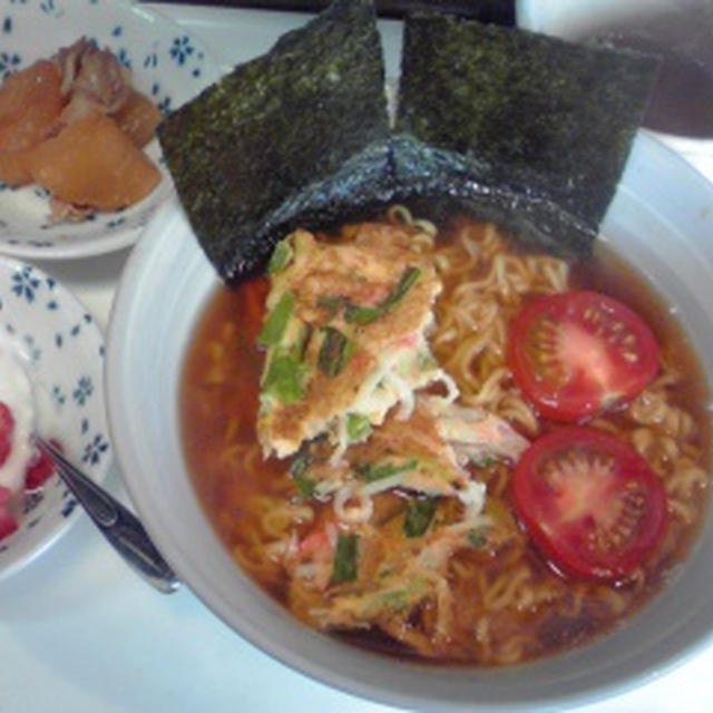 暑いけど、今朝は朝ラーメン。かに玉とかミディトマトとか乗せて♪