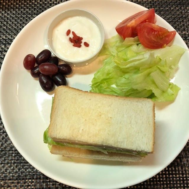 ハムチーズレタスのサンド♡休日朝ごはん