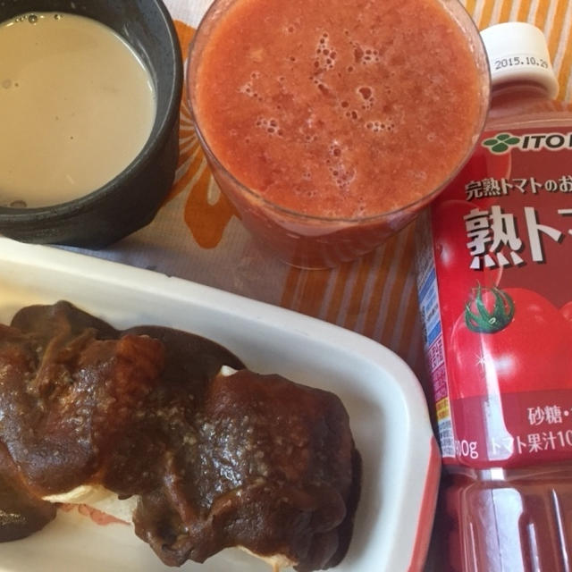 今日の朝ごはん^_^カレーのドリア風と伊藤園のトマトジュース