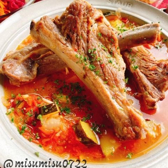 夏野菜たっぷりstaubでスペアリブトマト煮込み(動画レシピ)/Stewed pork spareribs with vegetables.