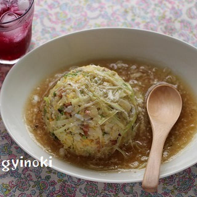 週末ランチのあんかけ炒飯。自家製赤紫蘇ジューズだよ。