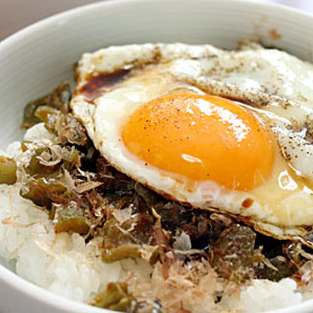 ピーマンの炒め煮で「目玉焼き丼」