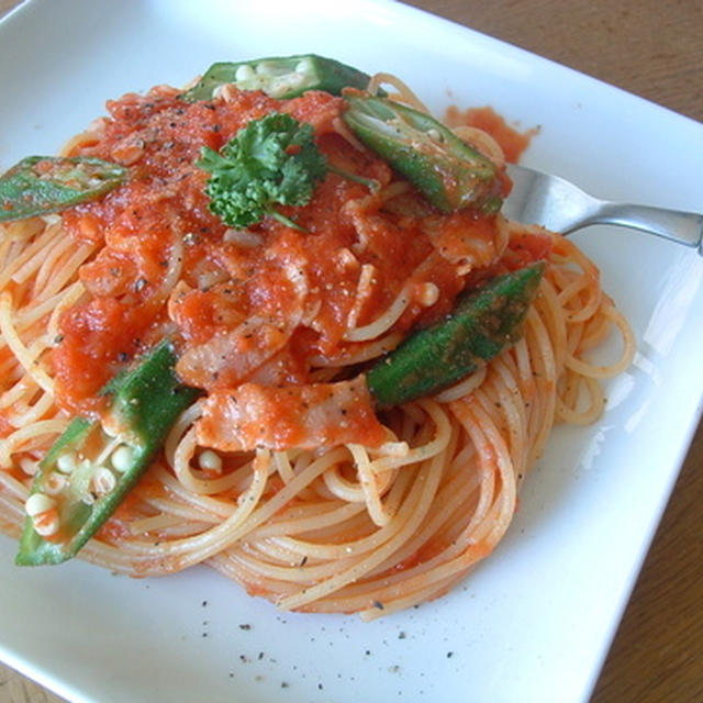 ベーコンとオクラのトマトパスタ