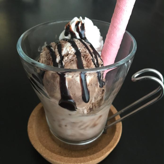 透明なカップに入った、チョコレートプリンアイスクリーム