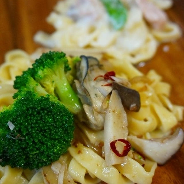 手打ちパスタで、牡蠣とアンチョビのオイルパスタと、鮭とさやえんどうのクリームパスタ