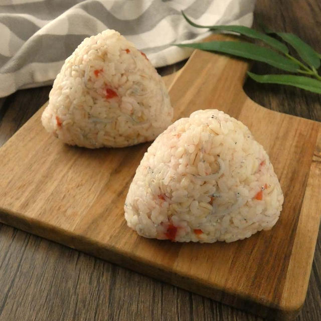材料3つ！「しらすと梅干しのもち麦おにぎり」
