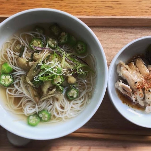 焼き茄子とオクラの冷やそうめん／焼きペッパー入り蒸し鶏／フリーカ入りおむすび