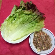 豚ひき肉と野菜と春雨のオイスターソース炒めのサニーレタス包み