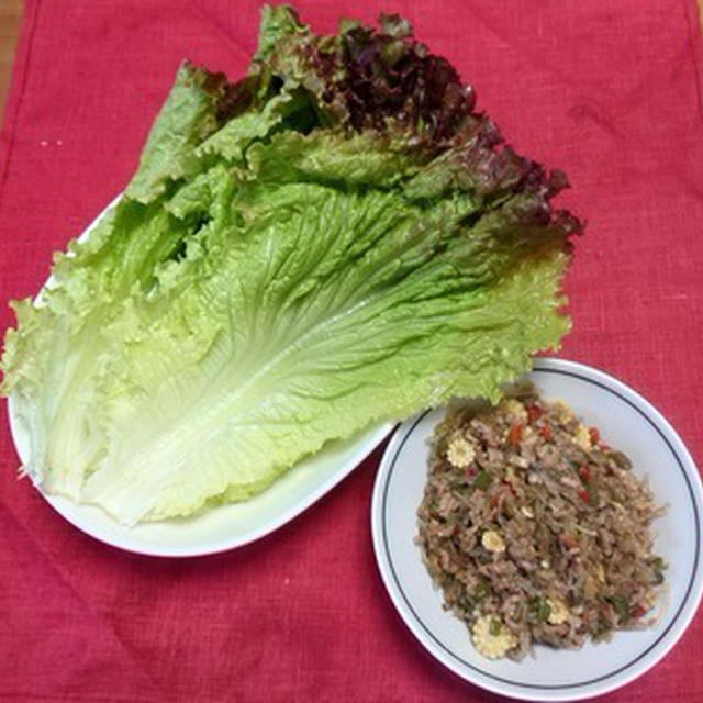 豚ひき肉と野菜と春雨のオイスターソース炒めのサニーレタス包み