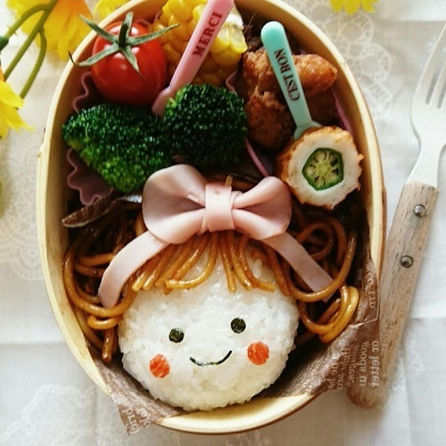 焼きそばとオイルおにぎりで顔弁 オイルおにぎりは 炊きたてごはんにえごま油+アジシオ ...