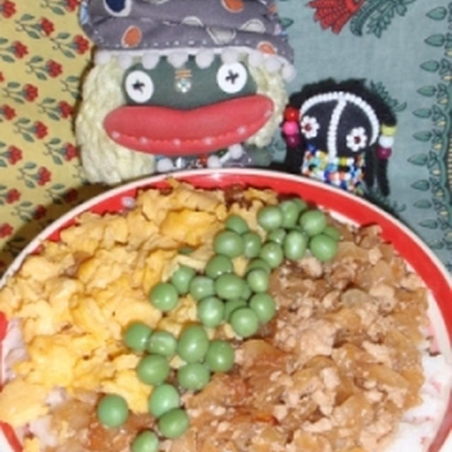 玉ネギ入り３色そぼろ丼＆ワカメのきんぴら（お家カフェ）