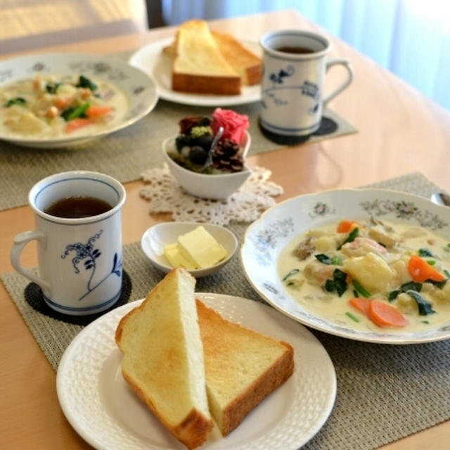 ■ルーいらず、野菜たっぷりの簡単ホワイトシチューでのんびり朝ごはん