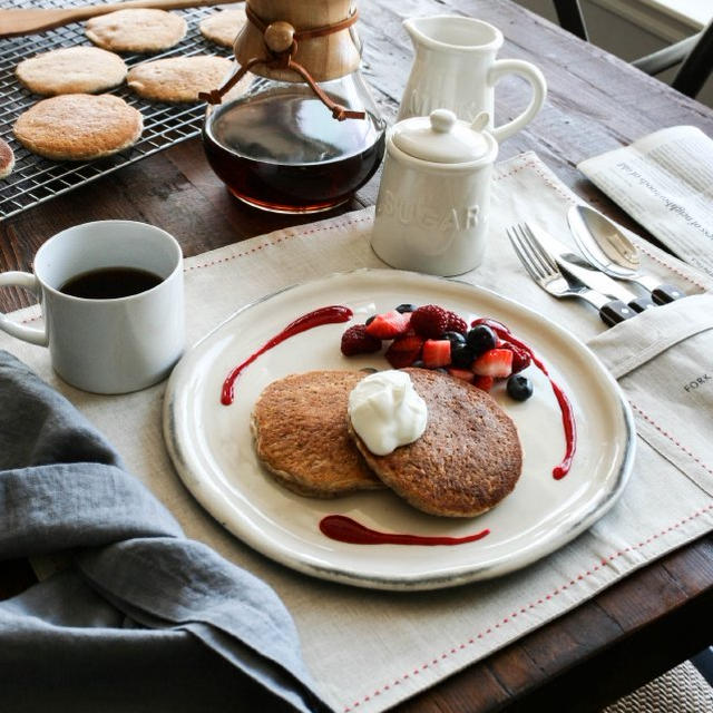 Almond Pancakes with Yogurt and Raspberry Coulisアーモンドパンケーキ、ヨーグルトラズベリーソース添え