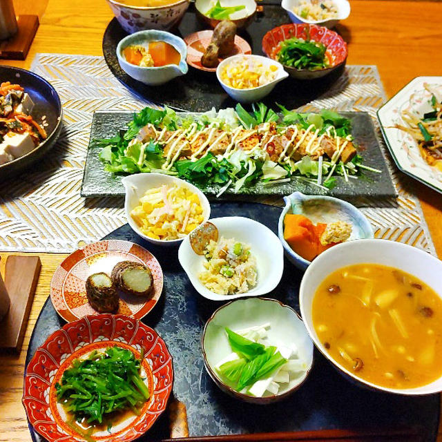 キムチマヨ豆腐、にらもやし炒め、鶏ぽん酢煮サラダと小鉢６品ときのこ汁で晩酌