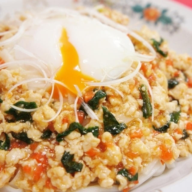 行者にんにくが香る♪ヘルシーな鶏むねひき肉のピリ辛稲庭うどん