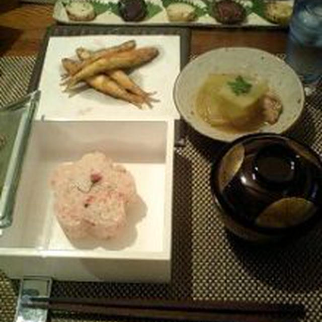 久しぶりにちゃんと和食ご飯。さくらご飯。蓮根バルサミコ餅、長いもチーズ焼き、ちかの竜田揚げ。