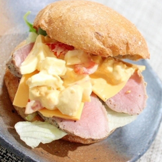 マヨたまトマトソースのローストポーク＆チーズサンド