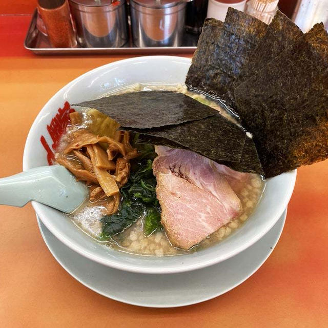 醤油チャーシュー麺を背脂変更多めで啜る 〜ほうれん草・メンマ・アプリクーポン海苔5枚・山岡家〜